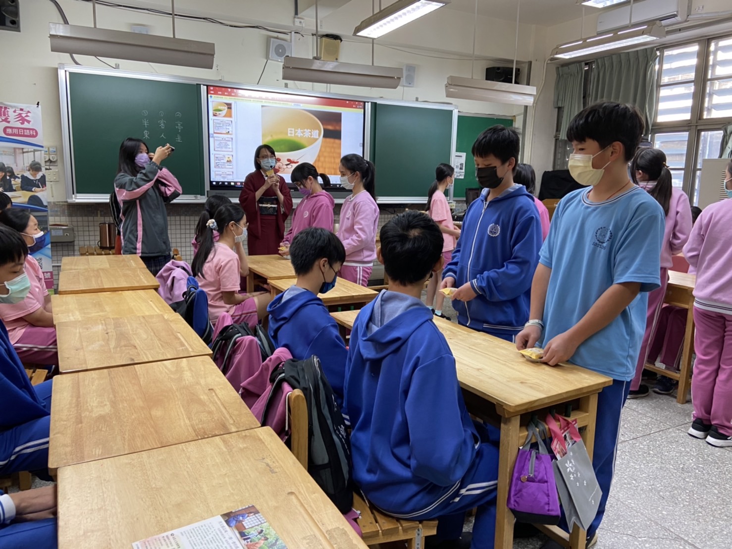 扮演亭主、客人、半東，體驗茶道禮儀